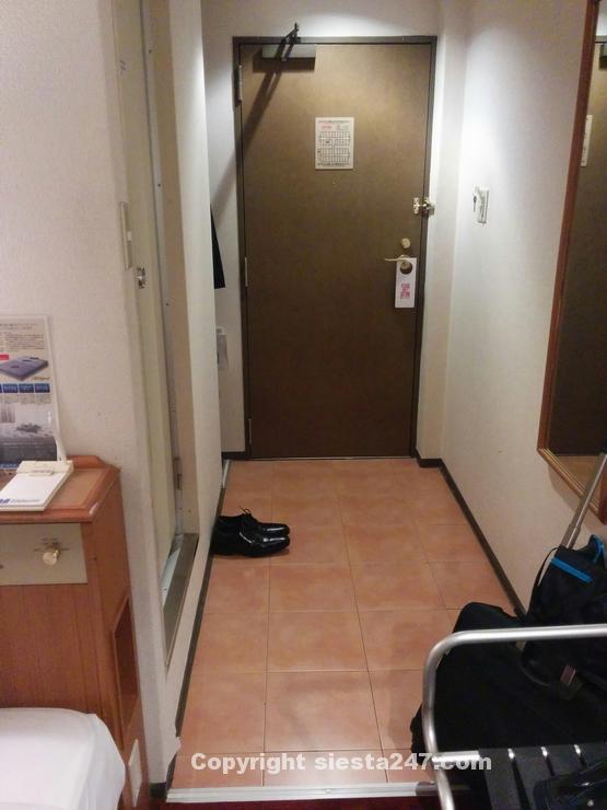 ドアとバスルームの前がスペースがあって広く感じます。