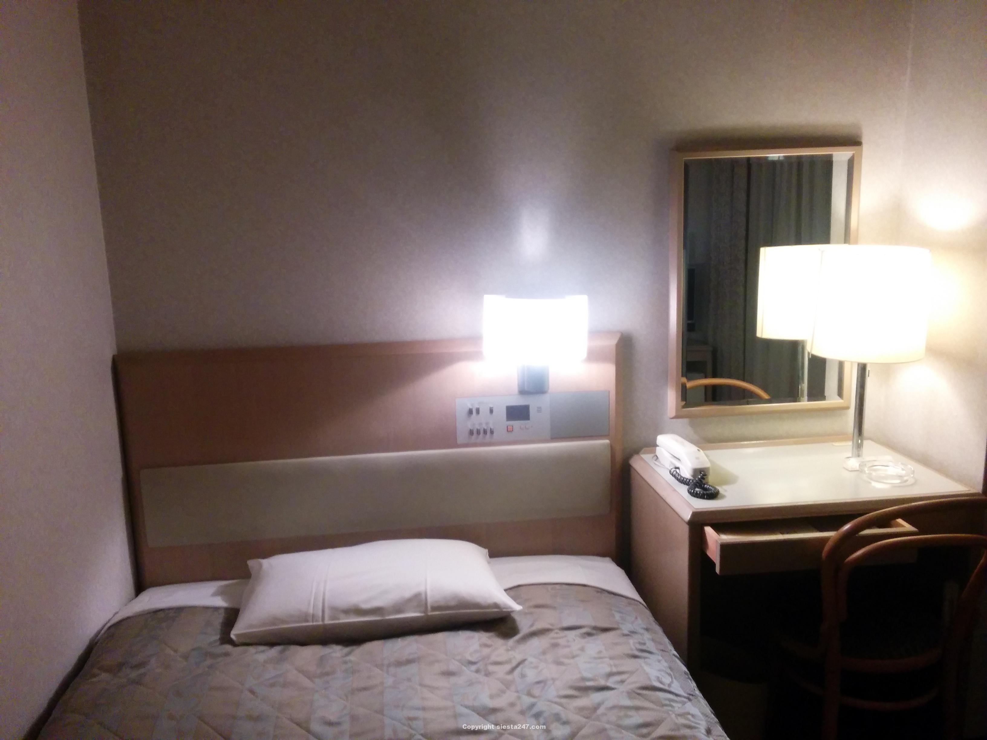 デイナイスホテル東京のベッド周りです。