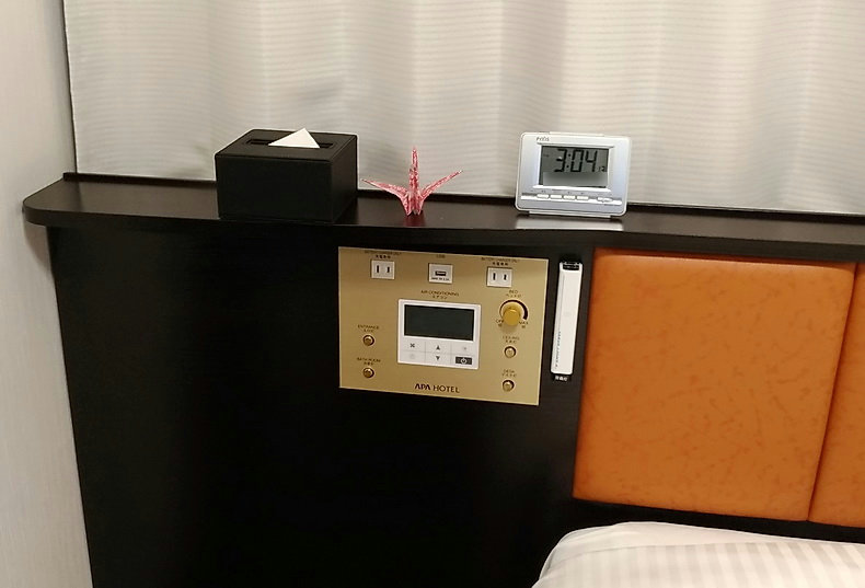 空調リモコンはデジタルパネルで、照明やその他と統合されて、枕元近くに設置されています。